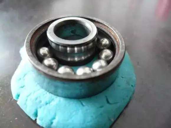 滾珠應當落于外圈和內(nèi)圈的凹槽內(nèi)