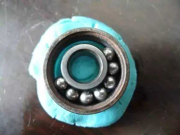 隨后將內(nèi)圈擠到鋼珠那邊，使鋼珠卡在凹槽中間